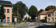 Blick auf eine leere Straße in Michendorf