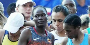 Rebecca Cheptegei (Mitte) steht mit anderen Frauen am Start für den Marathon in Paris