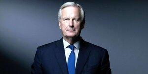 Porträt von Michel Barnier in schickem Anzug und blauer Krawatte