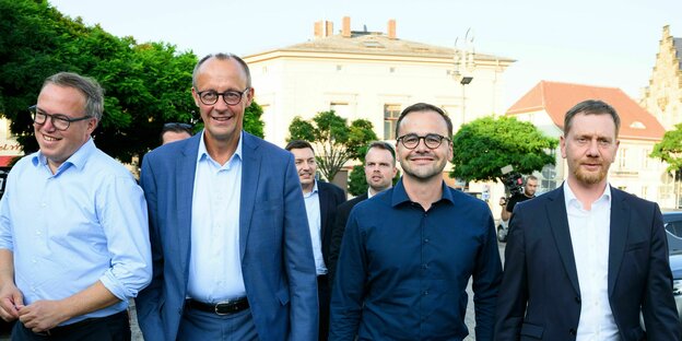 Vier CDU-Männer unterwegs in Brandenburg: Mario Voigt, Friedrich Merz, Jan Riedmann und Michael Kretschmer