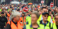 Ein Demonstrationszug mit Schild "Stopp MSC-Deal"