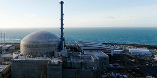 Aussenaufnahme des Atomkraftwerk in Flamanville, das direkt am Meer liegt