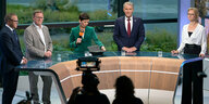 Mario Voigt (CDU, v.l), Vorsitzender der CDU in Thüringen und Spitzenkandidat, steht im ZDF-Fernsehstudio bei der Runde der Spitzenkandidaten neben Bodo Ramelow (Die Linke), Ministerpräsident von Thüringen und Spitzenkandidat, der Moderatorin, Björn Höcke (AfD), Partei- und Fraktionsvorsitzender der AfD in Thüringen und Spitzenkandidat, und Katja Wolf, Spitzenkandidatin des Bündnis Sahra Wagenknecht (BSW) in Thüringen.