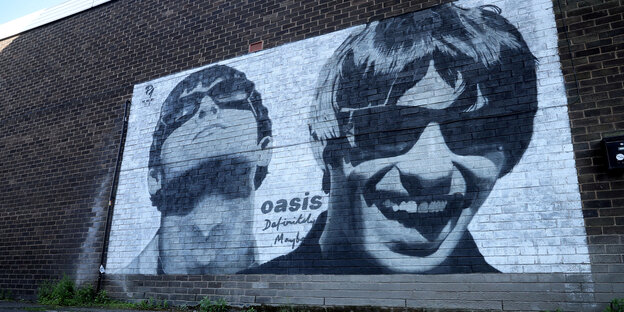 Ein Blick auf ein Wandgemälde der Oasis-Bandmitglieder Liam und Noel Gallagher vom Künstler Pic.One.Art