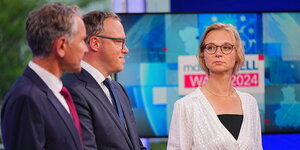 Wahlabend in Erfurt, Mario Voigt und Katja Wolf stehen mit Mikrofonen in der Hand im Studio. Björn Höcke steht links neben den beiden, das Gesicht abgewandt