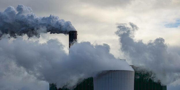 Fossil energy production: The Schkopau lignite power plant is the largest power plant in Saxony-Anhalt.