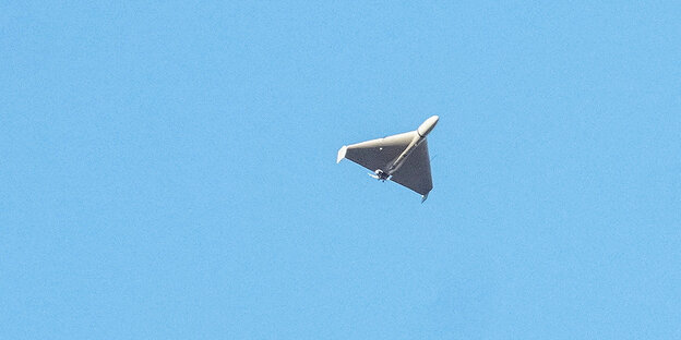 eine fliegende Drohne vor einem blauen Himmel