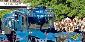 Ein Wasserwerfer der Polizei auf einer G20-Demonstration.