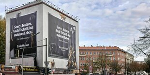 Kein Licht, keine Luft, keine Freude: ein Wohnhaus ist hinter riesigen Werbeplakaten verschwunden, hier in der Sonnenallee