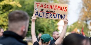 Ein Schild mit der Aufschrift „Faschismus ist keine Alternative“ ist bei einer Demonstration gegen eine Wahlparty von AfD-Unterstützern zu den Landtagswahlen in Sachsen und Thüringen in Berlin-Blankenburg zu sehen