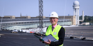 Bausenator Christian Gabler auf dem Gebäude des Flughafens Tempelhof