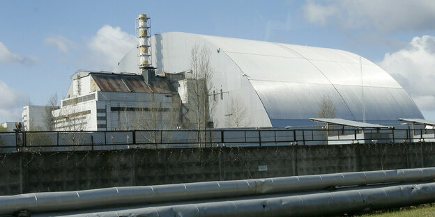 A reactor under a protective shell made of steel and concrete.