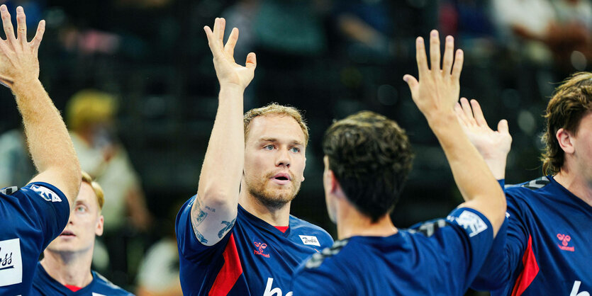 Simon Pytlick von der SG Flensburg-Handewitt gibt einem Mitspieler High-Five.