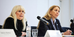 Das Bild zeigt SPD-Innensenatorin Iris Spranger (l.), zusammen mit Polizeipräsidentin Barbara Slowik