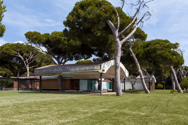 ein modernistisches Haus in einem Garten