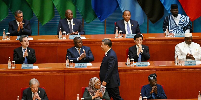 Chinas Präsident Xi Jinping geht durch die Reihen der Teilnehmer der Afrika-Konferenz