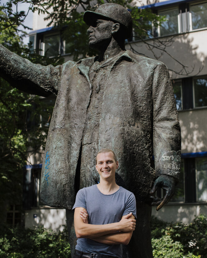 Georg Kurz vor sozialistischer Skulptur