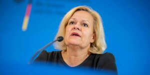 Nancy Faeser (SPD), Bundesministerin für Inneres und Heimat sitzt bei einer Pressekonferenz am Mikrofon