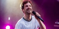 Luke Mockridge spricht in ein Mikrofon