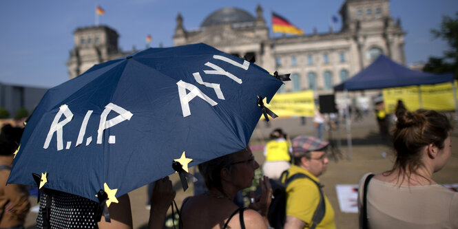 Demonstranten von Sea Watch amnesty international und Pro Asyl protestieren gegen das Gemeinsame Europaeische Asylsystem GEAS.