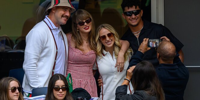 Taylor Swift und Brittany Mahomes lassen sich von Fans fotografieren. Neben ihnen, am Rand, ihre Partner.