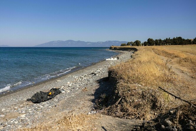 Eine Meeresbucht mit Geröll am Strand