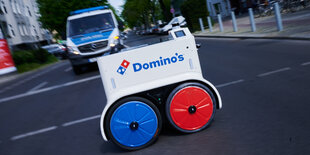 Ein Roboter der Firma Domino's fährt während einer Präsentationsfahrt durch Berlin-Charlottenburg - die kleinen Fahrzeuge wurden 2022 wochenlang getestet