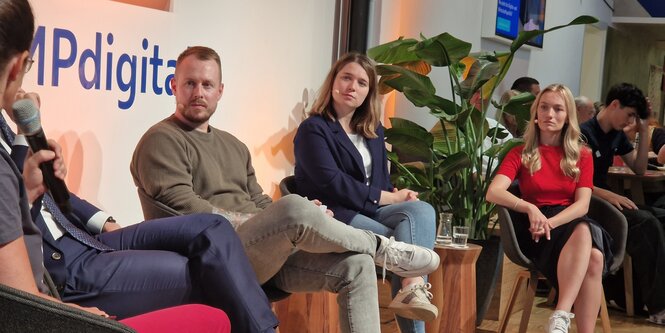 Ein Podium mit Moderator