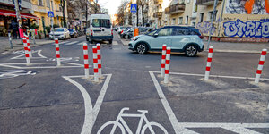 Poller, die quer über eine Straße errichtet wurden