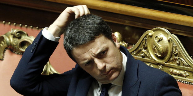 Matteo Renzi kratzt sich am Kopf