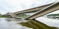 Die Brücke mit der Schienentrasse ist abgeknickt, der untere Teil befindet sich auf der Höhe des Wasserspiegels der Elbe