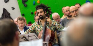 Akram Younus Ramadhan Al-Siraj (M), Musiker der Brass-Band «Banda Internationale», probt zusammen mit Mitgliedern der Bergfinken