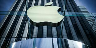 Das Logo von Apple, der angebissene Apfel prangt an einem Hochhaus