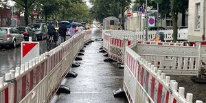 Ein Gehweg in Friedrichshain wird saniert, ganz viel Absperrgitter sind zu sehen