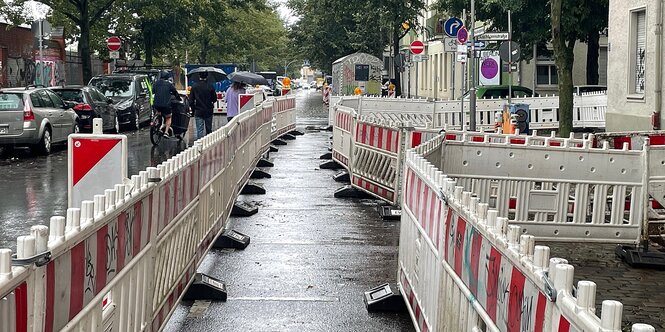 Ein Gehweg in Friedrichshain wird saniert, ganz viel Absperrgitter sind zu sehen