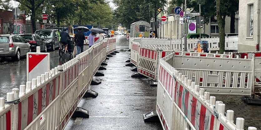 Ein Gehweg in Friedrichshain wird saniert, ganz viel Absperrgitter sind zu sehen