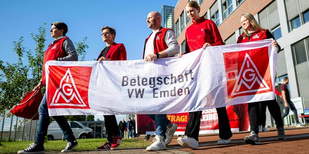 Belegschaft von VW in Emden läuft mit Plakaten über das Werksgelände.