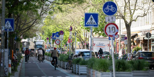 Fahrradfahrer fahren über eine Fahrradstraße im Berliner Bergmannkiez.