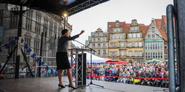 Sahra Wagenknecht spricht im Europawahlkampf für das BSW vor Publikum auf dem Bremer Marktplatz