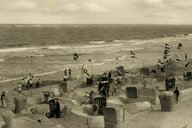 Am Strand von Langeoog, 1933, mit Hakenkreuzflaggen