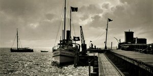 Die Landungsbrücke auf Langeoog mit dem Fährschiff „Kaiserin Auguste Victoria“, 1935