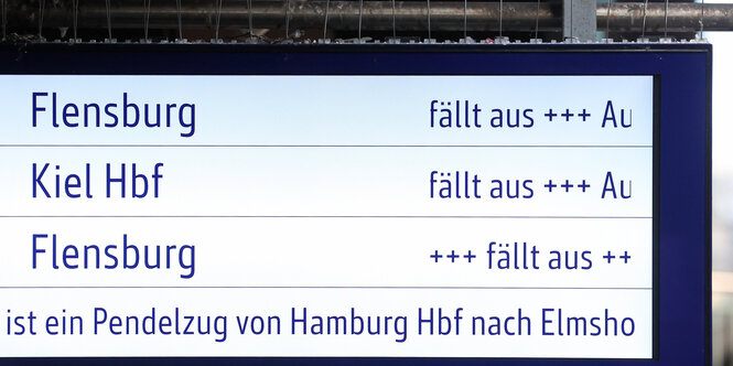 Bahnanzeige informiert über ausfallende Züge