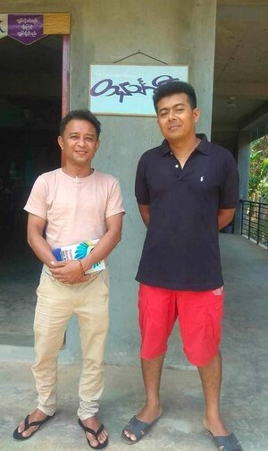 Aung San Oo (links) und Myo Myint Oo vor ihrem Büro