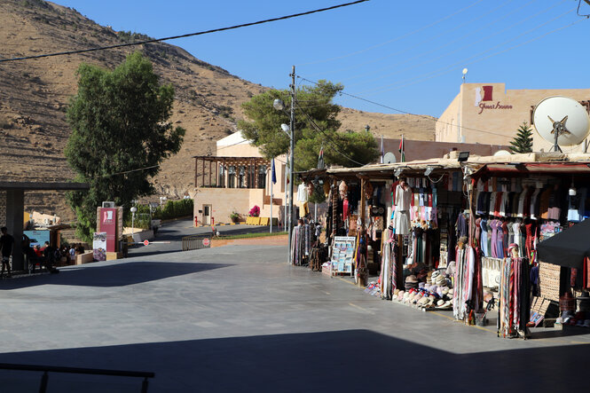 Souvenir-Shops an einer einsamen Straße in Petra, Jordanien.