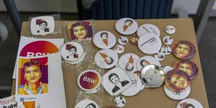 Fanartikel wie Magnete, Flyer und Sticker mit dem Gesicht von Sahra Wagenknecht liegen auf einem Tisch