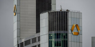 Die Hochhäuser der Commerzbank in Frankfurt mit dem gelben dreieckigen Logo aufder Fassade