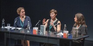 Meiker Rötzer, Sofia Andrchowytsch und Kateryna Mishchenko sitzen auf einem Podium und diskutieren