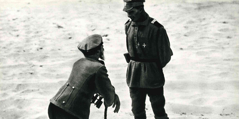 Filmstill aus dem Film "Arsenal" von Oleksandr Dowschenko: zwei Soldaten in Uniform im Gespräch.