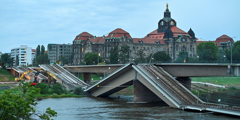 Bagger vor der eingestürzten Carolabrücke in Dresden