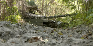 Russische Panzer in einem Waldstück